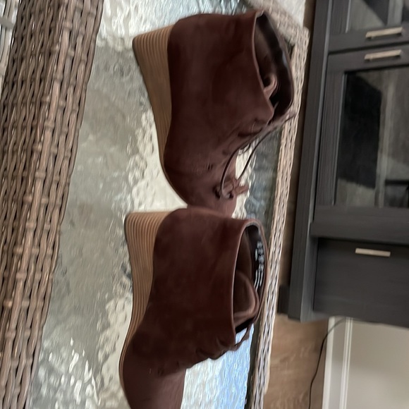 Brown wedge heel boot - Picture 2 of 5